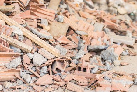 Foto de "Montón de material de piedra demolida de escombros de construcción " - Imagen libre de derechos