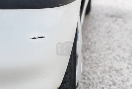 Téléchargez les photos : Pare-chocs de voiture, gros plan sur la rayure de l'accident de stationnement - en image libre de droit