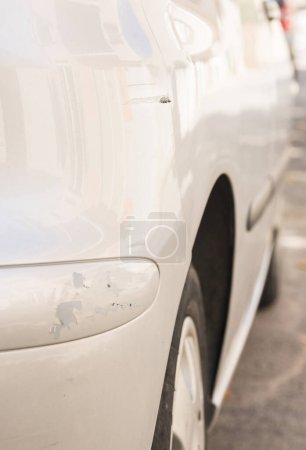 Téléchargez les photos : "Pare-chocs de voiture blanc endommagé " - en image libre de droit