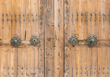 Foto de "Vista detallada de la antigua puerta de madera con pomo de metal ornamental y ojo de cerradura" - Imagen libre de derechos