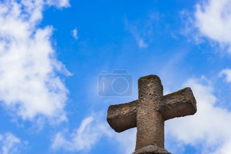 Téléchargez les photos : Croix sur fond bleu ciel. concept religieux - en image libre de droit