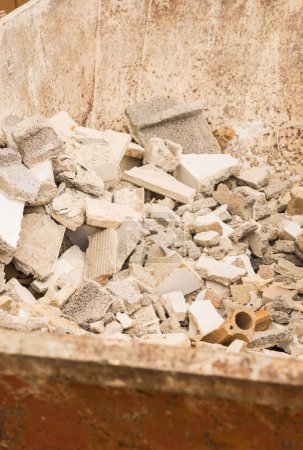 Foto de Primer plano del contenedor con escombros de construcción - Imagen libre de derechos