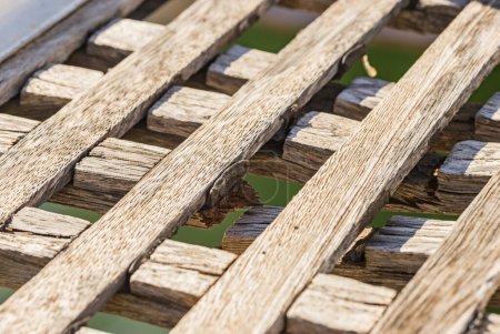 Foto de Antigua rejilla de madera rota - Imagen libre de derechos