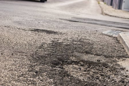 Foto de Damaged road with pothole - Imagen libre de derechos