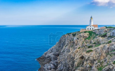 Téléchargez les photos : Phare sur l'île de Majorque, Espagne Mer Méditerranée - en image libre de droit