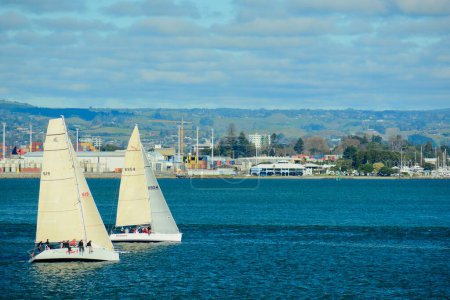 Téléchargez les photos : Papamoa Beach, Papamoa, Nouvelle-Zélande 07 juillet 2019 : Mount Maunganui Yacht Club avec sa course agréable pour tous les bateaux et l'équipage. - en image libre de droit