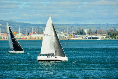 Téléchargez les photos : Papamoa Beach, Papamoa, Nouvelle-Zélande 07 juillet 2019 : Mount Maunganui Yacht Club avec sa course agréable pour tous les bateaux et l'équipage - en image libre de droit