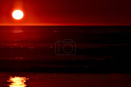 Téléchargez les photos : Coucher de soleil spectaculaire couleurs beau coucher de soleil sur une plage. Réflexion du soleil dans l'eau. - en image libre de droit
