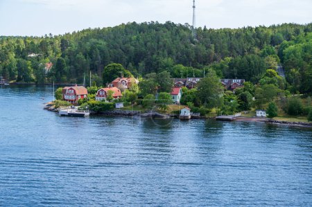 Téléchargez les photos : Plan panoramique d'un petit village suédois - en image libre de droit