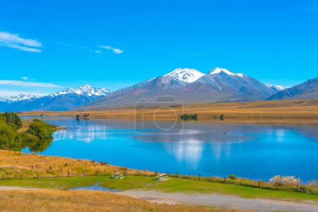 Téléchargez les photos : Un lac tranquille dans les montagnes - en image libre de droit