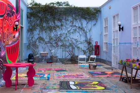 Téléchargez les photos : Colorful artist studio on the street - en image libre de droit