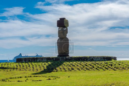 Téléchargez les photos : Moai vue sur autel - en image libre de droit