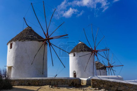 Foto de "Mykonos, Grecia molinos de viento blancos tradicionales sin multitud." - Imagen libre de derechos