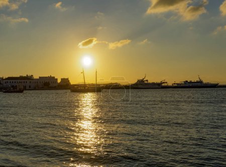 Foto de Mykonos Grecia hora dorada en la zona de Mykonos Ayuntamiento frente al mar. - Imagen libre de derechos