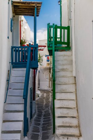 Foto de "Mykonos, Grecia callejuelas encaladas." - Imagen libre de derechos