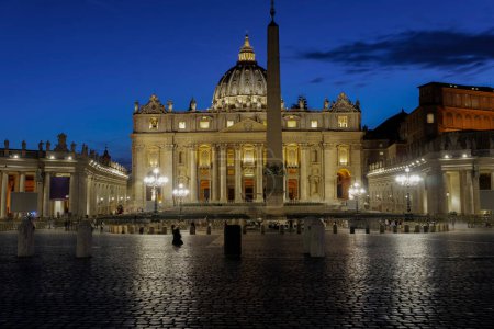 Téléchargez les photos : "Rome Italie Piazza San Pietro vue de la nuit." - en image libre de droit