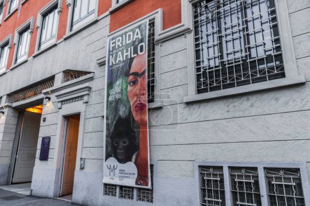 Foto de Milán, Italia MUDEC Fachada exposición Frida Kahlo. - Imagen libre de derechos