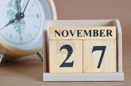 Téléchargez les photos : "27 novembre sur fond de table, gros plan - en image libre de droit