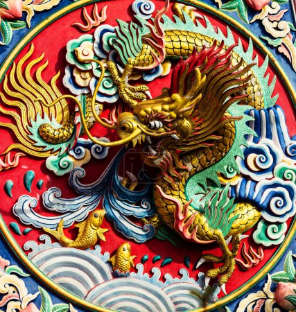 Téléchargez les photos : Statue de dragon sur le mur coloré - en image libre de droit