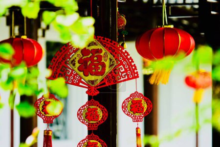 Foto de Decoraciones chinas de Año Nuevo que implican el color rojo y las imágenes de la suerte para conducir fuera mala suerte - Imagen libre de derechos