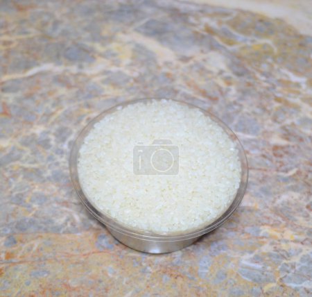 Téléchargez les photos : "riz blanc à grains fins pour la cuisson chaude - un ingrédient alimentaire sain, situé sur une surface de marbre" - en image libre de droit