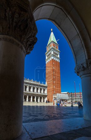 Foto de Una vista del Campanile en la Plaza de San Marcos en Venecia, Italia - Imagen libre de derechos