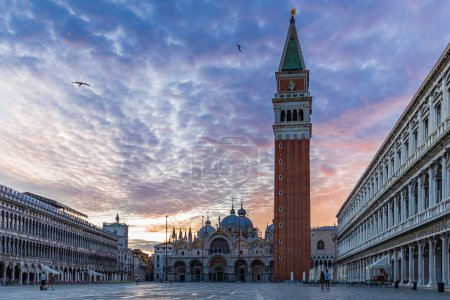 Téléchargez les photos : Place Saint-Marc avec campanile et basilique Saint-Marc à Venise, Italie - en image libre de droit