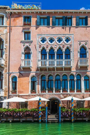 Téléchargez les photos : Maison vénitienne façade par le Grand Canal à Venise, Italie - en image libre de droit