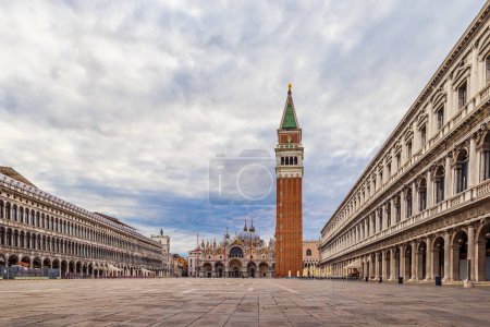 Téléchargez les photos : Place Saint-Marc avec campanile et basilique Saint-Marc à Venise, Italie - en image libre de droit