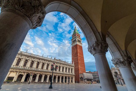 Téléchargez les photos : Vue du Campanile de la Place Saint Marc à Venise, Italie - en image libre de droit