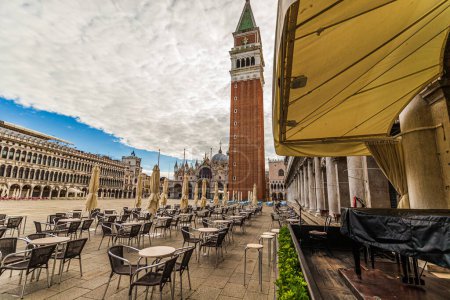 Téléchargez les photos : Café vide à la Place Saint-Marc à Venise, Italie - en image libre de droit