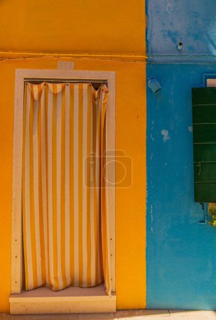 Téléchargez les photos : Maisons colorées de l'île de Burano, Italie - en image libre de droit