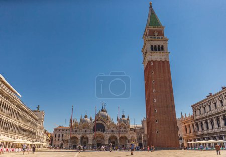 Foto de Plaza San Marco con campanario y Basílica de San Marcos en Venecia, Italia - Imagen libre de derechos