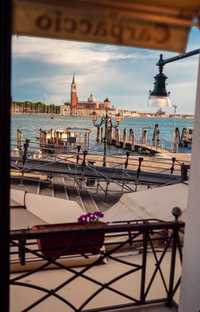 Foto de San Giorgio Maggiore en Venecia visto por una ventana - Italia - Imagen libre de derechos