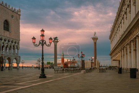 Foto de Hermosa vista de la columna de San Marcos en Piazza San Marco en Venecia, Italia - Imagen libre de derechos