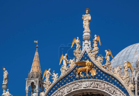 Foto de Ángeles y león dorado en la parte superior de la Basílica de San Marcos (San Marco), Venecia, Italia - Imagen libre de derechos