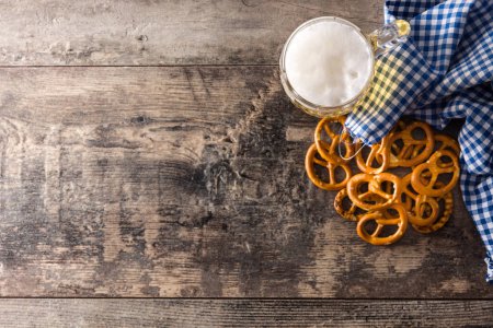 Téléchargez les photos : Oktoberfest bière et bretzel sur table en bois - en image libre de droit