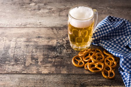 Foto de Oktoberfest cerveza y pretzel en mesa de madera - Imagen libre de derechos
