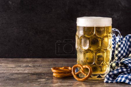 Téléchargez les photos : Oktoberfest bière et bretzel sur table en bois - en image libre de droit