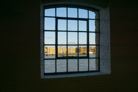 Téléchargez les photos : La fenêtre d'une grande maison ancienne avec un mur de briques - en image libre de droit