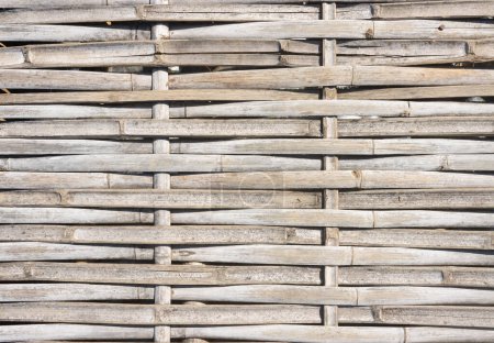 Téléchargez les photos : Tissage en bambou Texture Arrière-plan en lumière naturelle - en image libre de droit