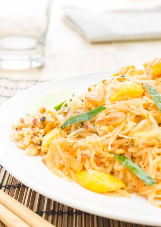 Téléchargez les photos : Tapis Thai ou Thai Noodle frit sur napperons en bambou avec sieste en verre - en image libre de droit