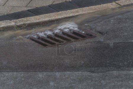 Foto de Gulli inundó una calle en el fondo - Imagen libre de derechos