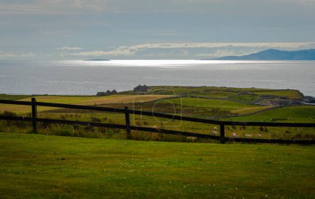 Téléchargez les photos : Ferme ovine Vue sur la mer d'Irlande - en image libre de droit
