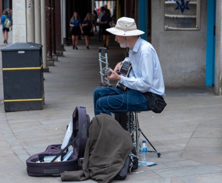 Téléchargez les photos : Musiciens de rue pendant le spectacle de jour dans la rue - en image libre de droit