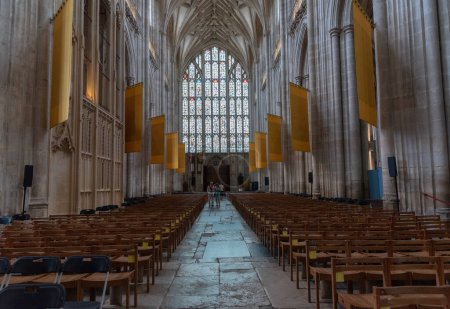 Téléchargez les photos : Cathédrale de Winchester Vertical sur fond - en image libre de droit