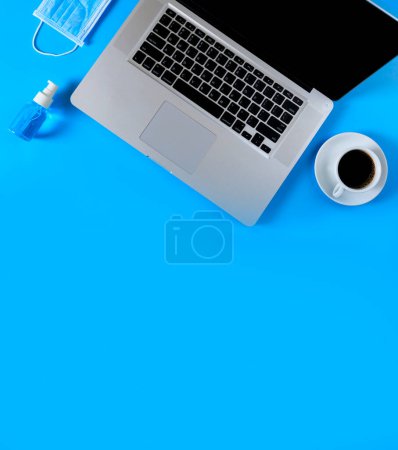 Foto de Trabajo desde el concepto de casa. Top view Laptop, café negro., médico - Imagen libre de derechos