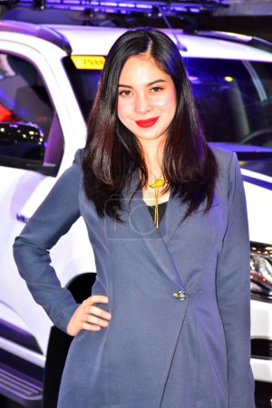 Téléchargez les photos : "Chevrolet modèle féminin au Salon International de l'Auto de Manille à Pasay - en image libre de droit