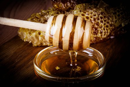 Foto de Panal y miel sobre mesa de madera - Imagen libre de derechos