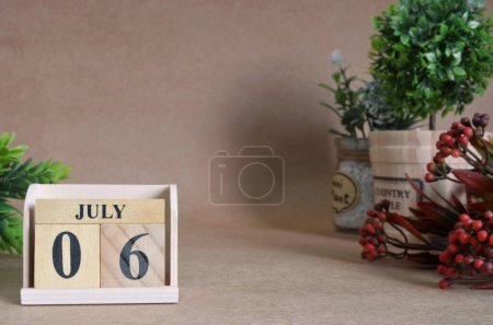Foto de Calendario de madera con mes de julio, concepto de planificación - Imagen libre de derechos